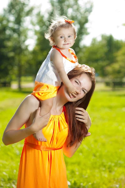 Belleza Mamá y bebé al aire libre. Familia feliz jugando en la naturaleza. Mo. — Foto de Stock