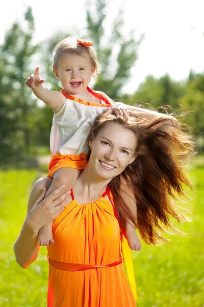 Belleza Mamá y bebé al aire libre. Familia feliz jugando en la naturaleza. Mo. —  Fotos de Stock