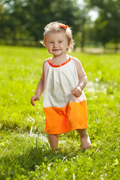 Schattig klein babymeisje op gras in de natuur — Stockfoto