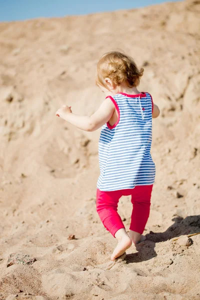 Schattig klein babymeisje op het strand — Stockfoto