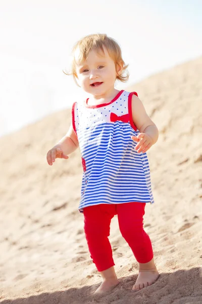 Schattig klein babymeisje op het strand — Stockfoto