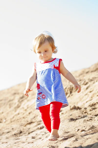 Schattig klein babymeisje op het strand — Stockfoto