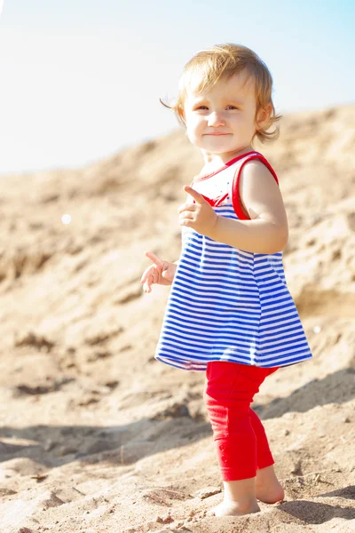 可爱的小宝贝女孩，在沙滩上 — 图库照片