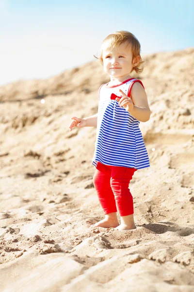 Aranyos kis baba lány a strandon — Stock Fotó