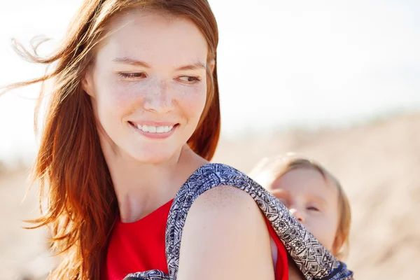 Schönheit Frau mit einem Baby im Tragetuch. Mutter und Baby. Mutter und Kind — Stockfoto