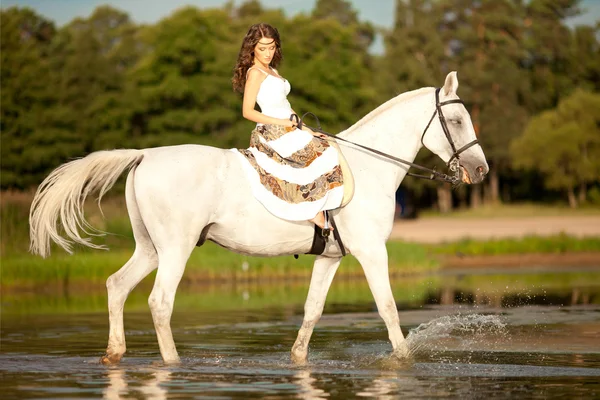 At üstünde genç bir kadın. horseback binici, kadın b at binme — Stok fotoğraf