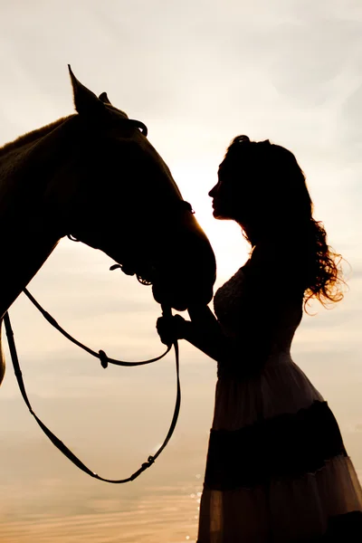 Ung kvinna på en häst. ridning rider, Kvinna ridning häst på b — Stockfoto