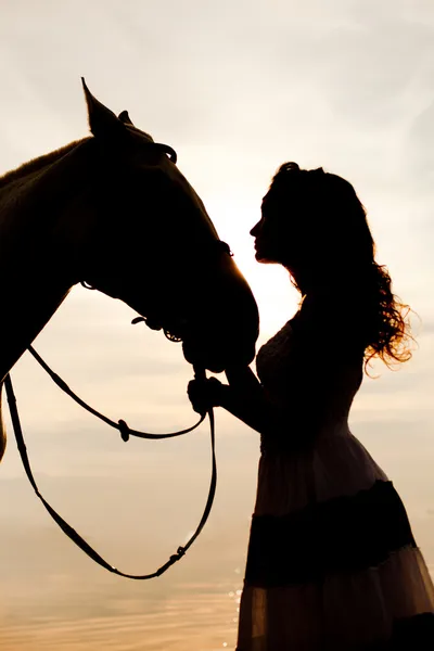 Giovane donna a cavallo. Cavaliere, donna a cavallo su b — Foto Stock