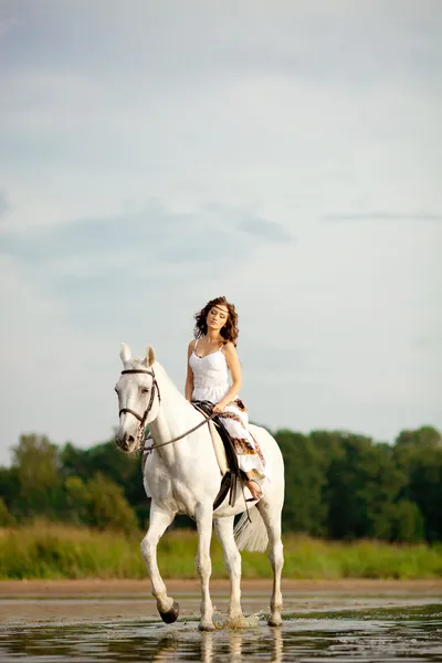 Giovane donna a cavallo. Cavaliere, donna a cavallo su b — Foto Stock