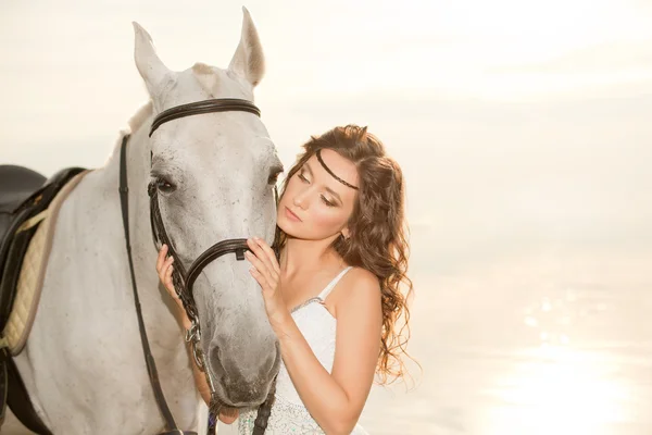 At üstünde genç bir kadın. horseback binici, kadın b at binme — Stok fotoğraf