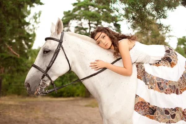 Ung kvinna på en häst. ridning rider, Kvinna ridning häst — Stockfoto