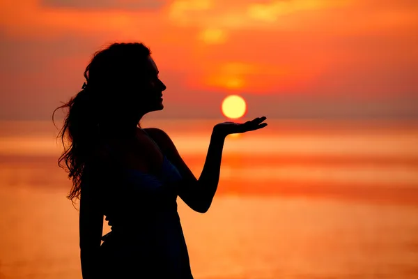 Mujer feliz disfrutando en Sea Sunset. Siluetas contra los soles —  Fotos de Stock