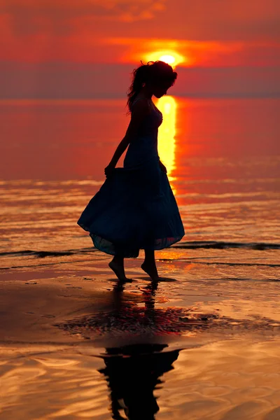 Happy Woman profiter au coucher de soleil sur la mer. Silhouette contre les soleils — Photo