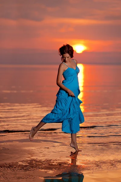 Felice donna godendo in Sea Sunset . — Foto Stock