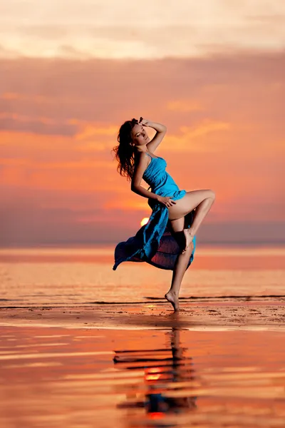 Glad kvinna njuter i havet solnedgång. — Stockfoto