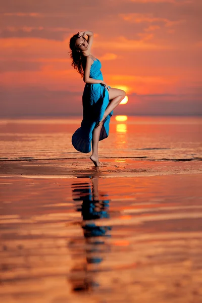 Gelukkige vrouw genieten van in zee zonsondergang. — Stockfoto