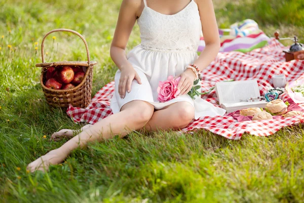 Krásná dívka na pikniku v přírodě. krásná mladá dívka venkovní — Stock fotografie