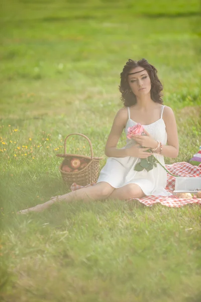 Красивая женщина на пикнике на природе. Молодая девушка Аутду — стоковое фото