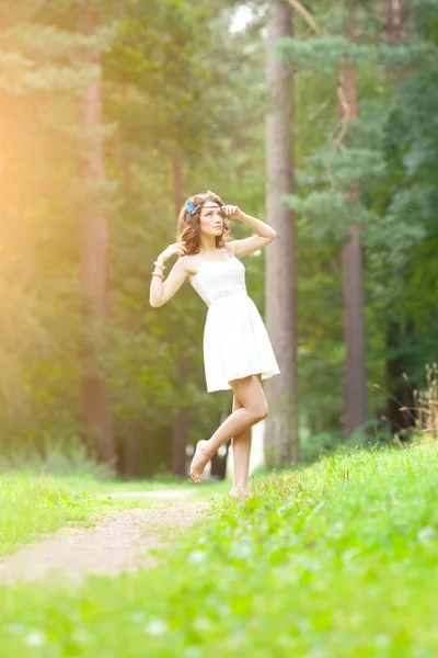 Krásná dívka na přírodu. krásná mladá dívka venku. Užijte si h — Stock fotografie