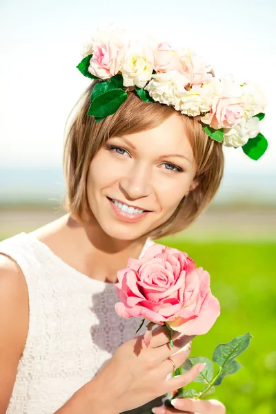 Mladá žena a květiny — Stock fotografie