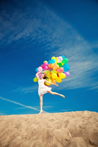 Krása stylový dívka s multi-barevný duhový i balóny — Stock fotografie
