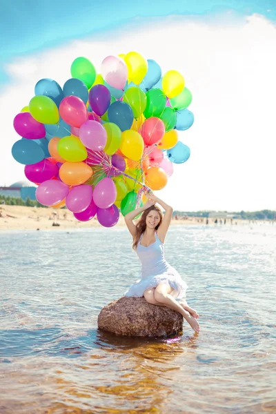 Bellezza giovane donna elegante con palloncini arcobaleno multicolore i — Foto Stock