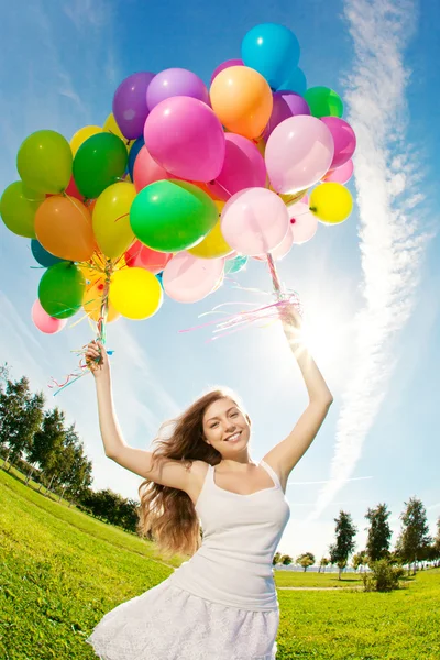 Feliz cumpleaños mujer contra el cielo con el arco iris de color de aire ba — Foto de Stock