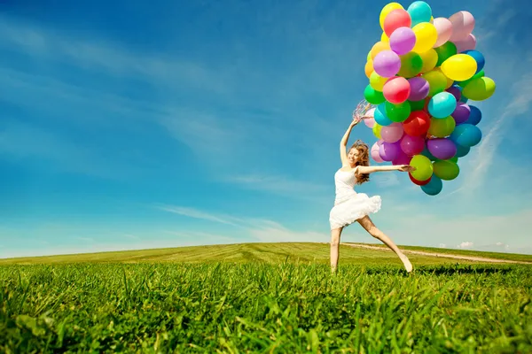 Feliz cumpleaños mujer contra el cielo con el arco iris de color de aire ba —  Fotos de Stock