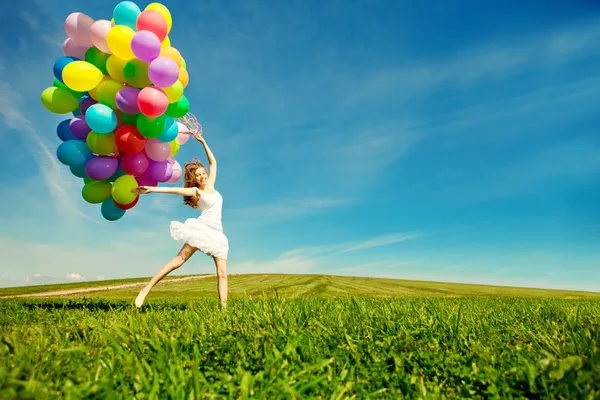 Feliz cumpleaños mujer contra el cielo con el arco iris de color de aire ba —  Fotos de Stock