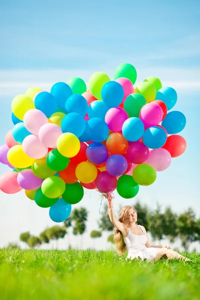 Feliz cumpleaños mujer contra el cielo con el arco iris de color de aire ba — Foto de Stock