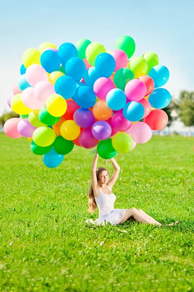 Feliz cumpleaños mujer contra el cielo con el arco iris de color de aire ba — Foto de Stock