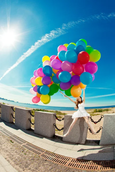Gelukkige verjaardag vrouw tegen de hemel met regenboog-gekleurde lucht ba — Stockfoto