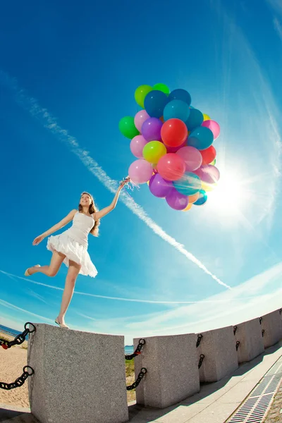 Feliz cumpleaños mujer contra el cielo con el arco iris de color de aire ba — Foto de Stock