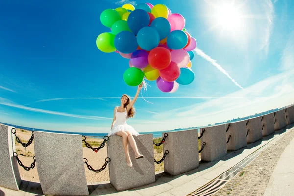 Buon compleanno donna contro il cielo con arcobaleno colorato aria ba — Foto Stock