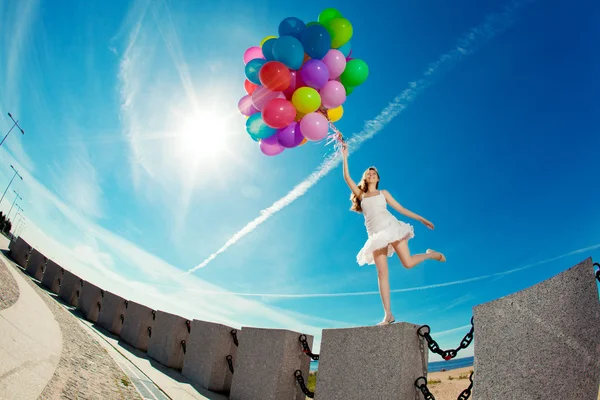 Feliz cumpleaños mujer contra el cielo con el arco iris de color de aire ba —  Fotos de Stock