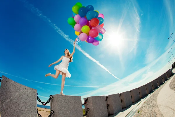 Feliz cumpleaños mujer contra el cielo con el arco iris de color de aire ba — Foto de Stock