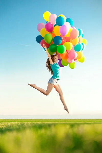 Feliz cumpleaños mujer contra el cielo con el arco iris de color de aire ba — Foto de Stock