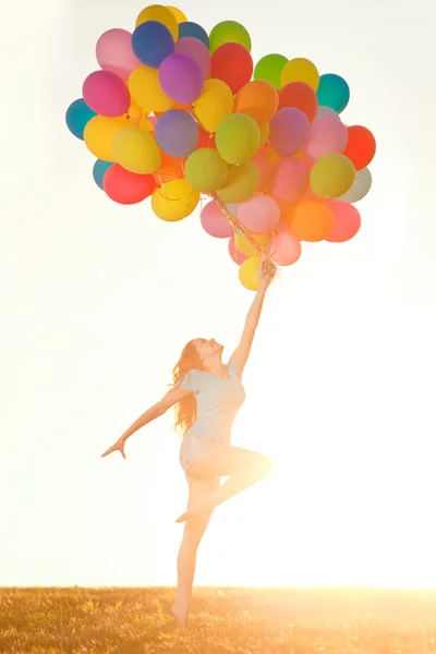 Feliz cumpleaños mujer contra el cielo con el arco iris de color de aire ba — Foto de Stock