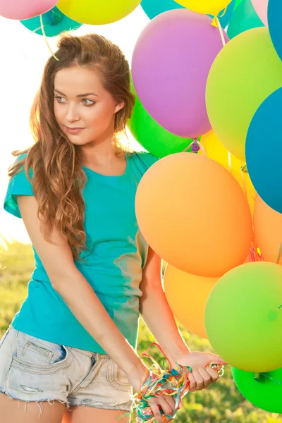 Feliz aniversário mulher contra o céu com ar ba cor de arco-íris — Fotografia de Stock