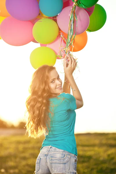 Feliz cumpleaños mujer contra el cielo con el arco iris de color de aire ba —  Fotos de Stock