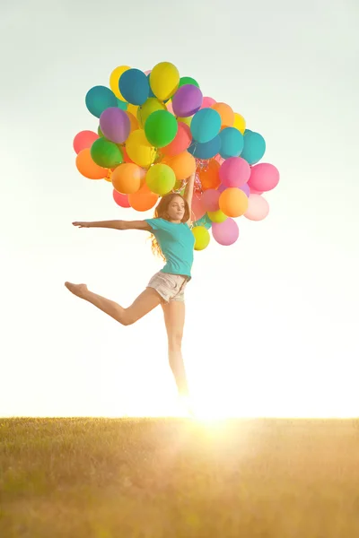 Feliz aniversário mulher contra o céu com ar ba cor de arco-íris — Fotografia de Stock