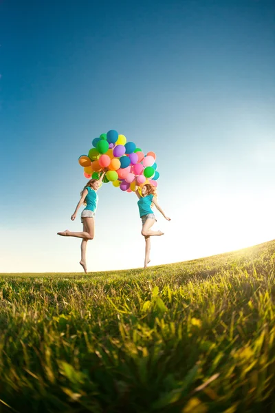 Buon compleanno donne contro il cielo con arcobaleno colorato aria ba — Foto Stock