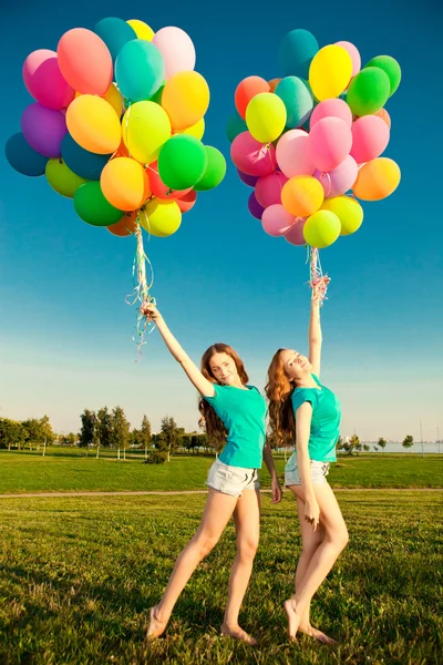 Feliz cumpleaños a las mujeres contra el cielo con el aire de color arco iris ba — Foto de Stock
