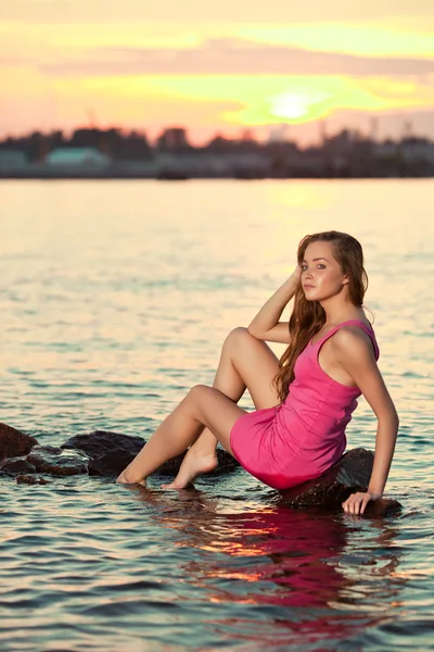 Krásná žena na pláži při západu slunce. Užijte si přírody. luxusní gir — Stock fotografie