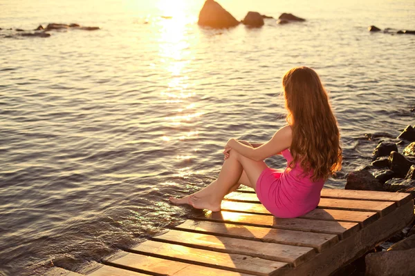 Mulher de beleza na praia ao pôr-do-sol. Aproveite a natureza. Menina de luxo r — Fotografia de Stock