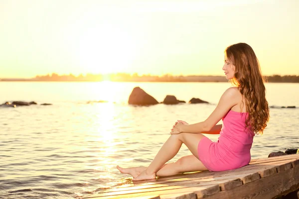 Schoonheid vrouw op het strand bij zonsondergang. Geniet van de natuur. luxe meisje r — Stockfoto
