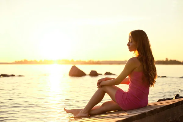 Mujer de belleza en la playa al atardecer. Disfruta de la naturaleza. Chica de lujo r —  Fotos de Stock