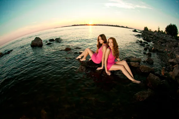 Duas mulheres de beleza na praia ao pôr-do-sol. Aproveite a natureza. Gi de luxo — Fotografia de Stock