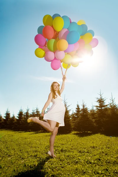 Giovane sana bella donna incinta con palloncini all'aperto. A — Foto Stock