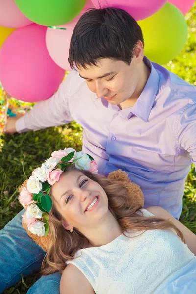 年轻健康的美丽孕妇与她的丈夫和气球 — 图库照片
